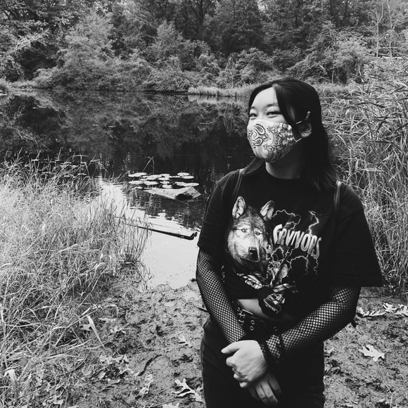 Hi, I’m Gracië! Part time posher & fulltime dog ma - Picture 3 of 6